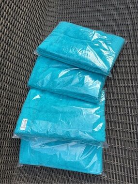 Frontgate Resort Solid PoolTowels - Set of 4 - NWT